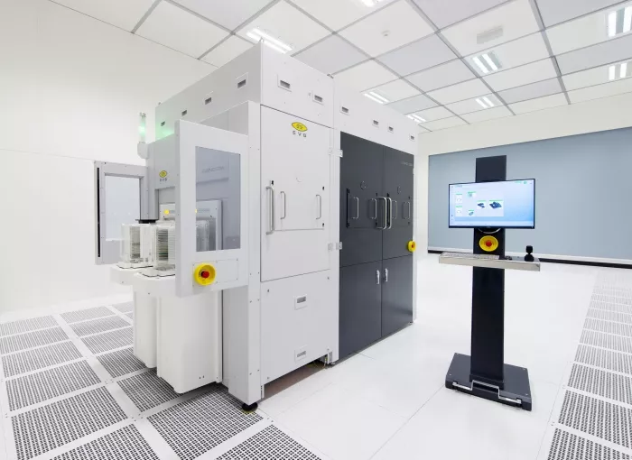 The EVG(R)40 D2W system is the first dedicated die-to-wafer overlay metrology platform to deliver 100 percent die overlay measurement on 300-mm wafers at high precision and speeds needed for production environments